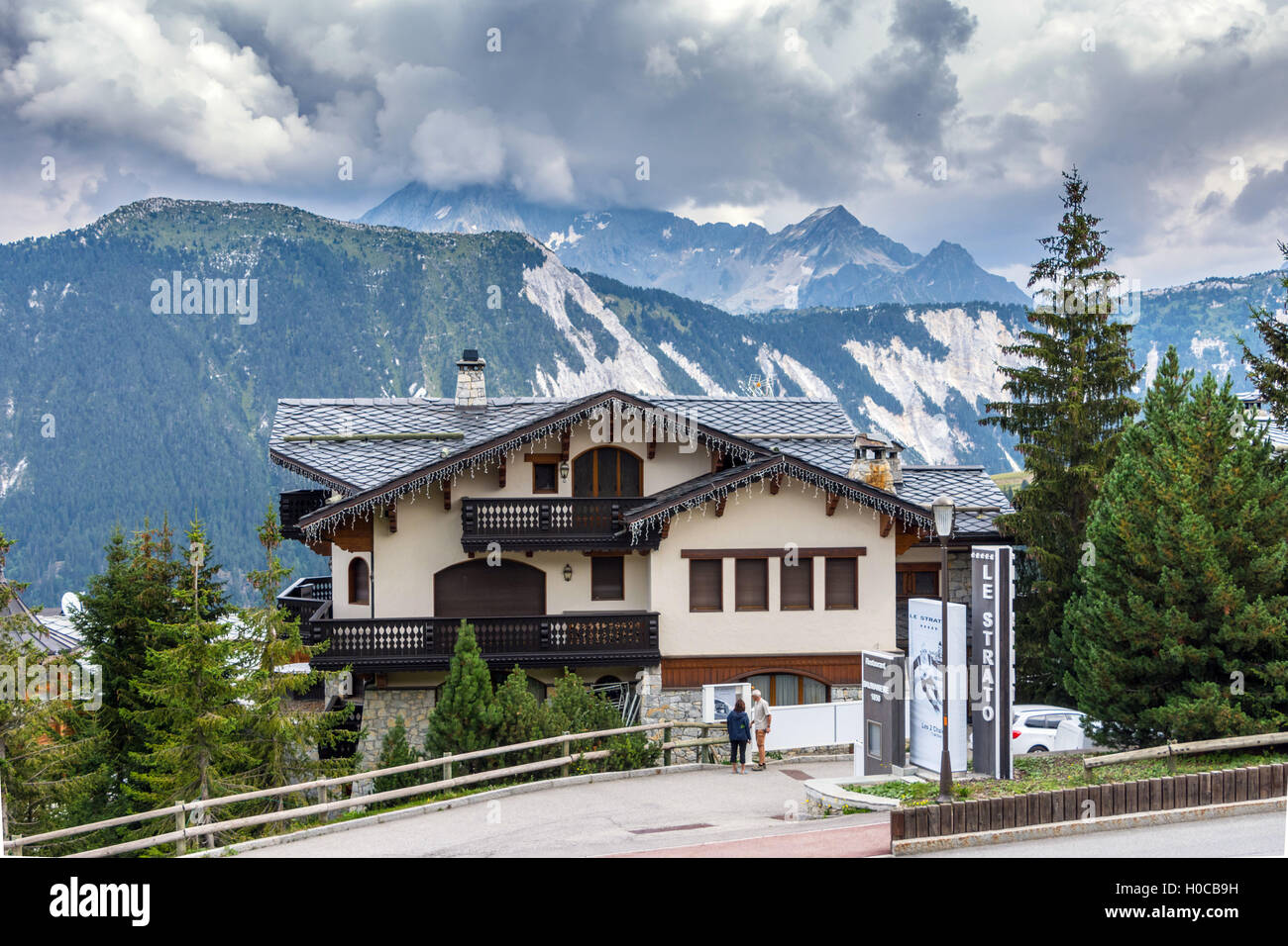 High-End-teures Hotel in Courcheval 1850 Skigebiet im Sommer Stockfoto
