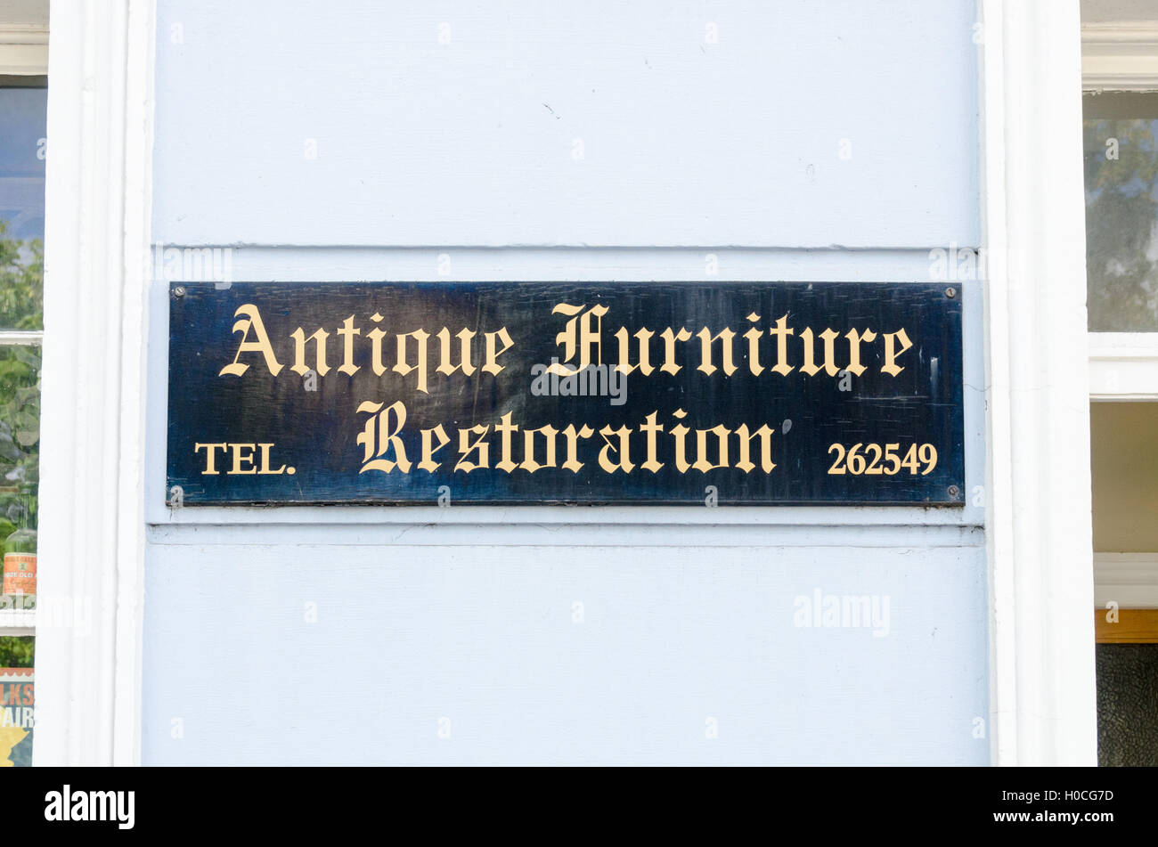 Antike Möbelrestaurierung-Zeichen vor einem Geschäft in Cheltenham Stockfoto