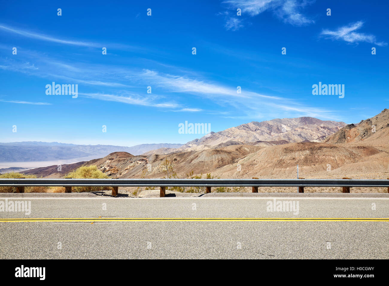 Seitlicher Blick auf einer Landstraße, Reisekonzept, USA. Stockfoto