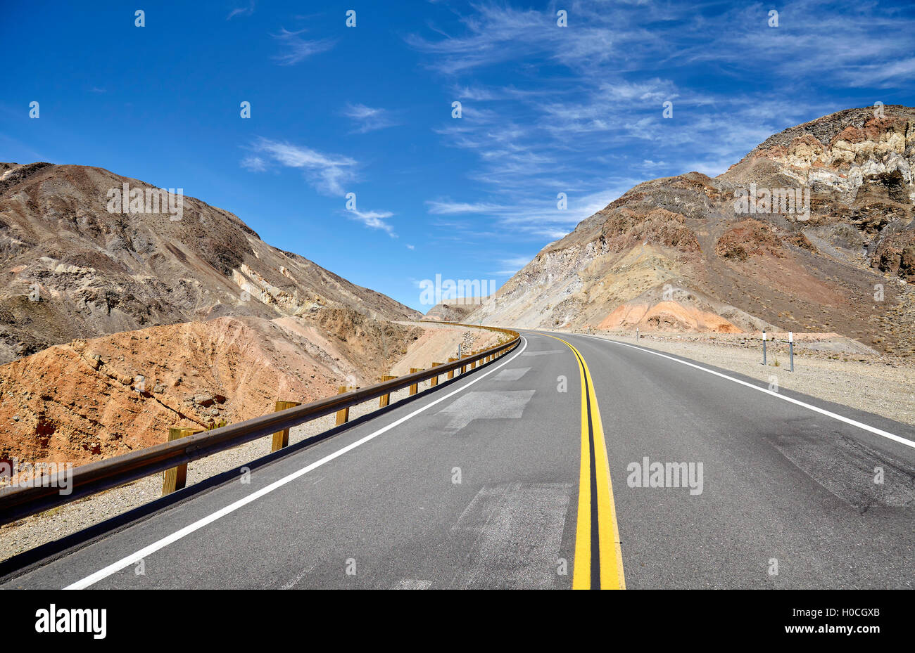 Leere Autobahn in verlassenen bergiges Gelände, Reisekonzept, USA. Stockfoto