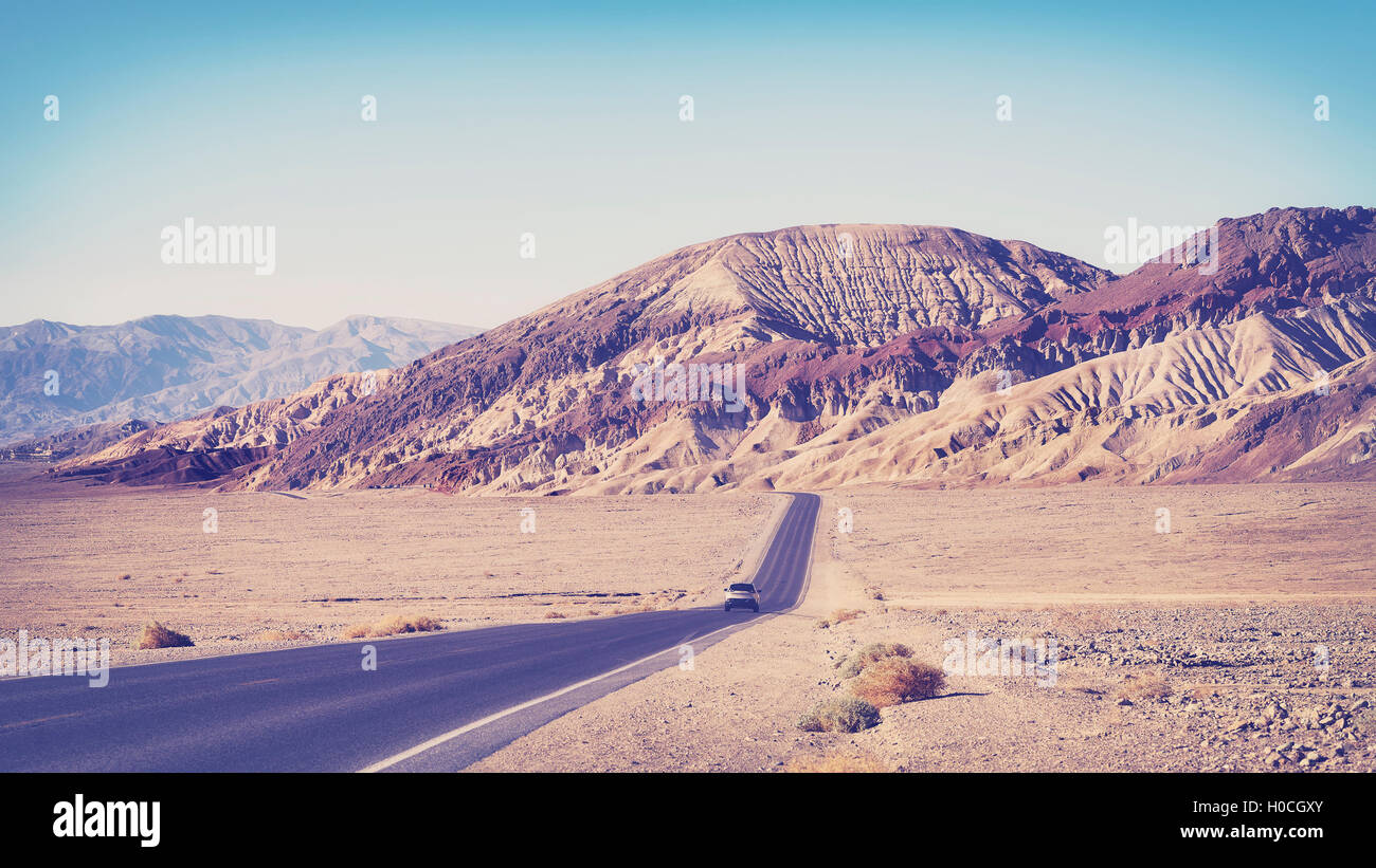 Alter Film stilisiert Wüstenstraße im Death Valley, Reisekonzept, USA. Stockfoto