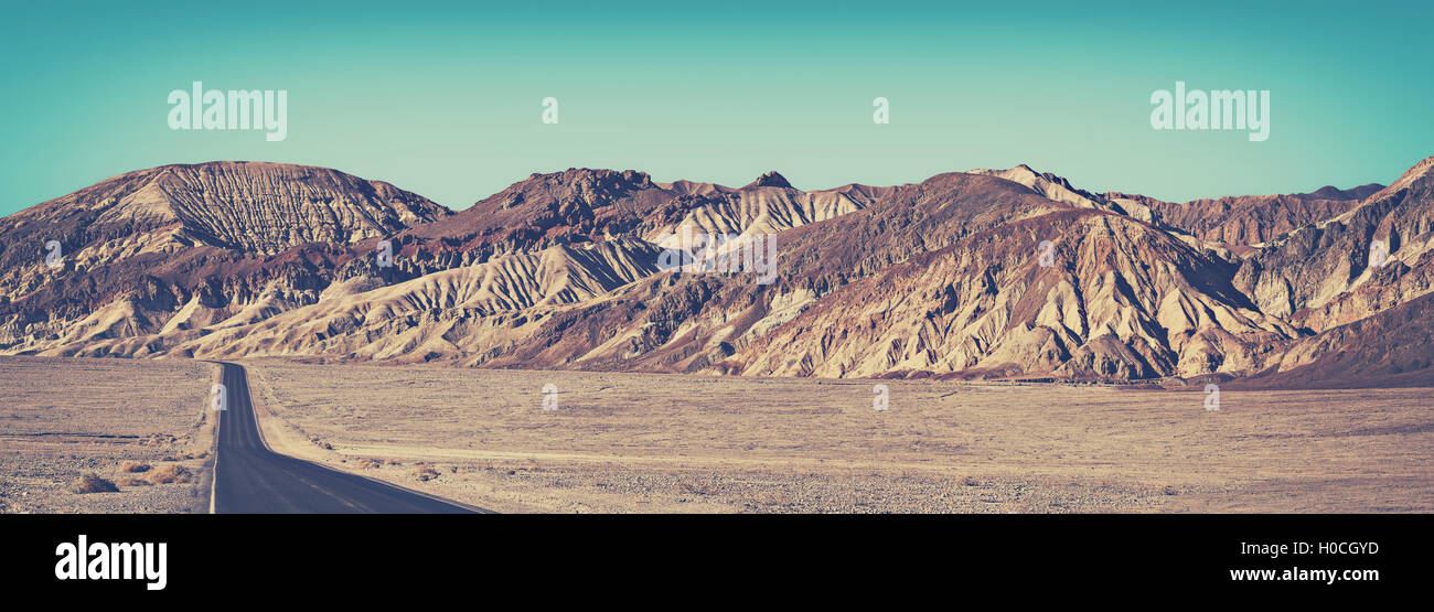 Alter Film stilisiert Panoramaaufnahme der Wüstenstraße im Death Valley, Reisekonzept, USA. Stockfoto