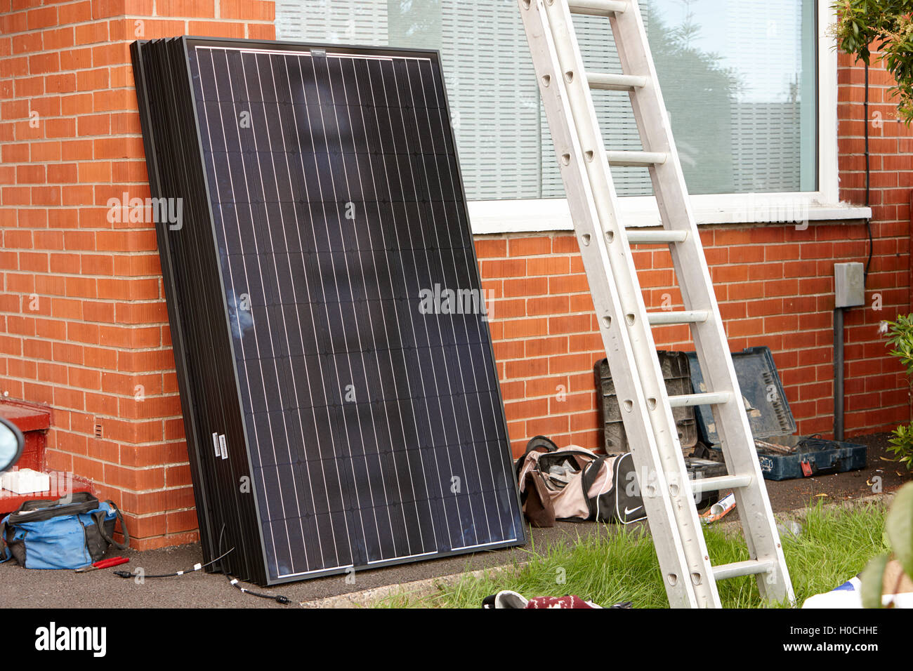 schwarzen Solarzellen für den Einbau in eine inländische Solar-Panel-Installation im Vereinigten Königreich Stockfoto