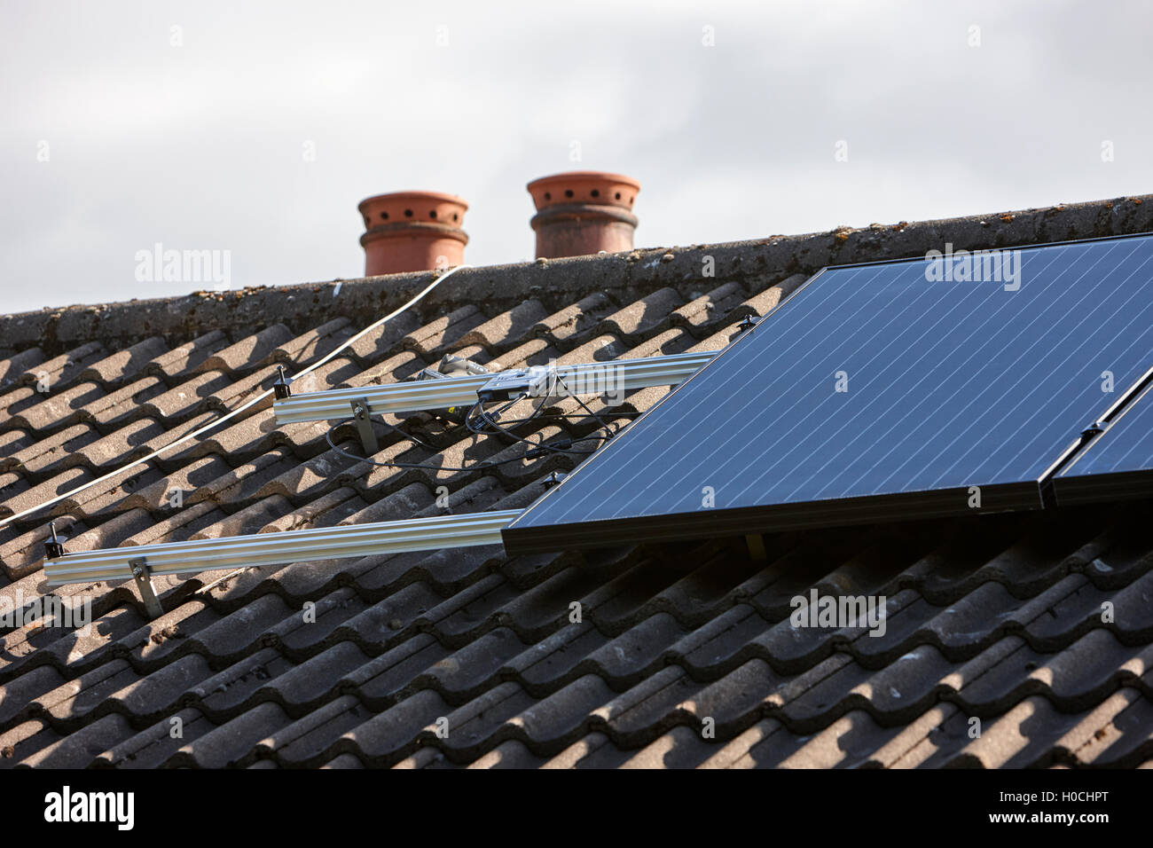 Montagesystem und micro-Wechselrichter in einer inländischen Solar-Panel-Installation im Vereinigten Königreich Stockfoto