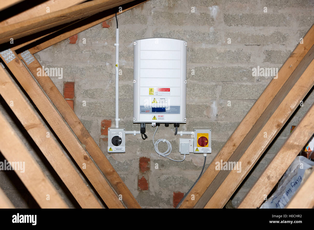 SolarEdge Wechselrichter in einer inländischen Solar-Panel-Installation im Vereinigten Königreich Stockfoto