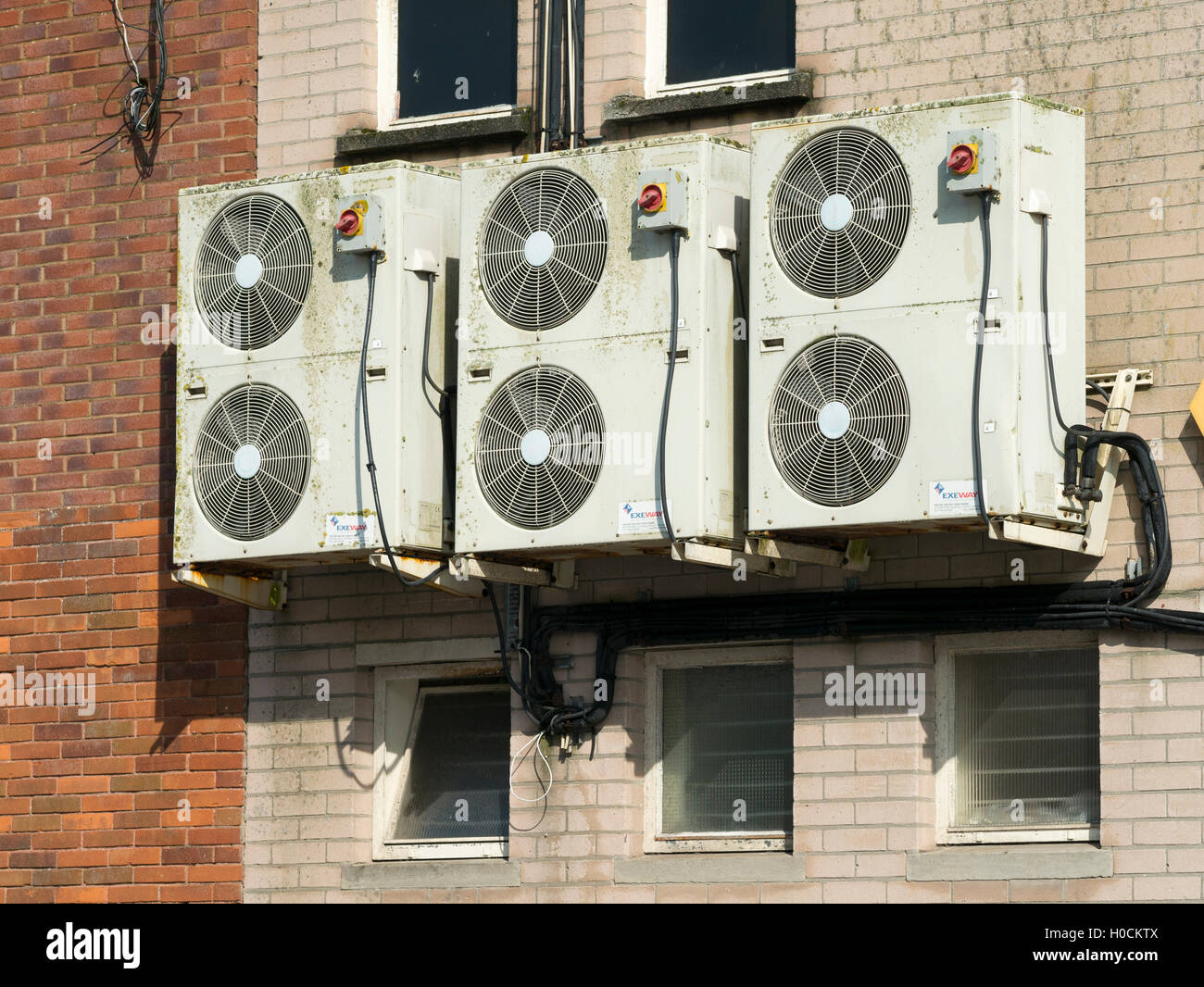 Drei EXEWAY Heizung und Klimaanlage Einheiten außerhalb eines Gebäudes in Plymouth, England. Stockfoto