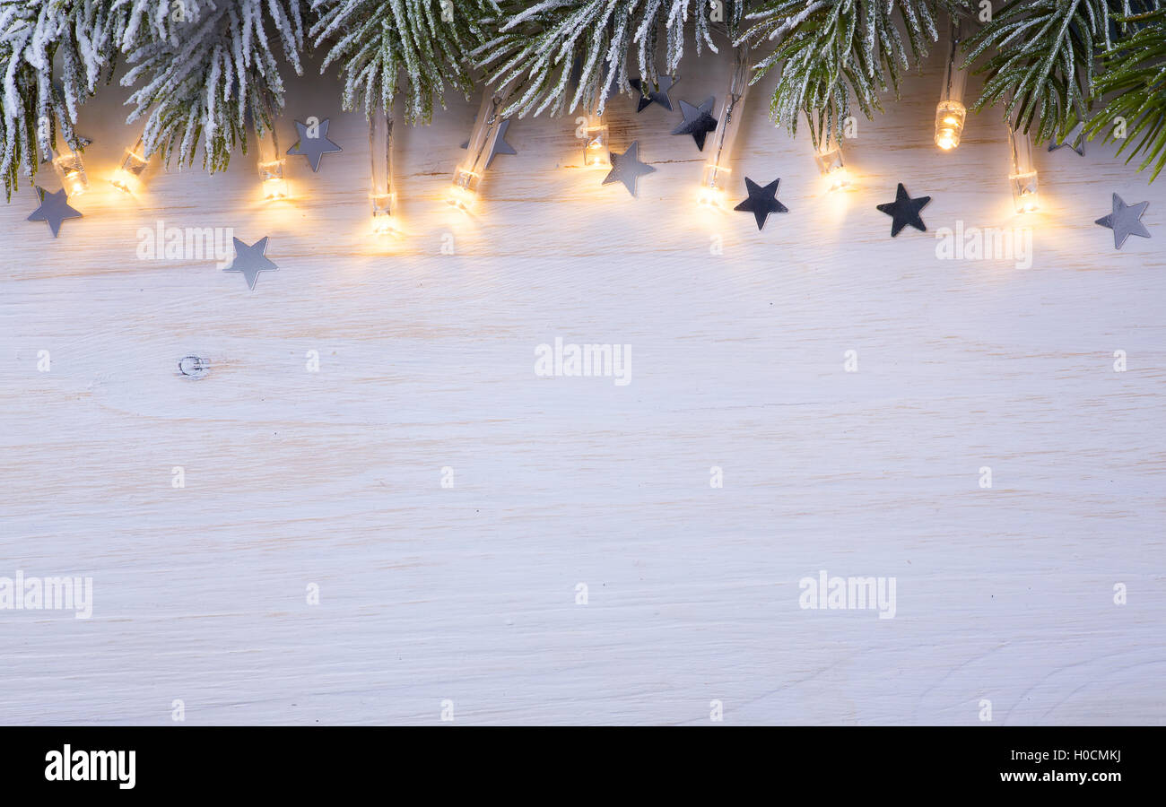 Weihnachtsbaum-Licht; Weihnachten Hintergrund mit Frost Fir Branch Stockfoto