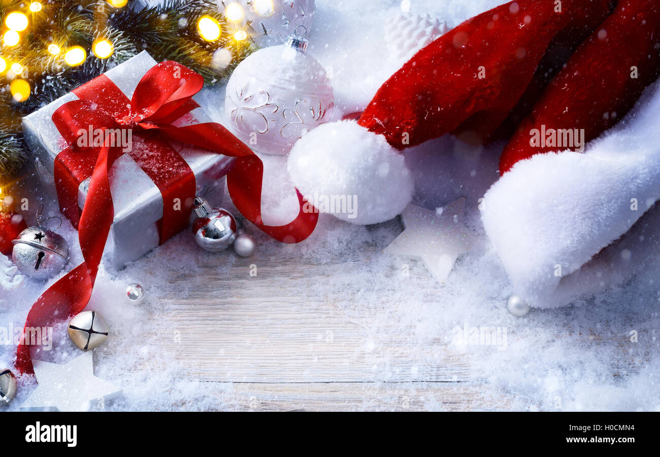 Frohe Weihnachten; Geschenk-Box auf Schnee Hintergrund und Urlaub Licht Stockfoto