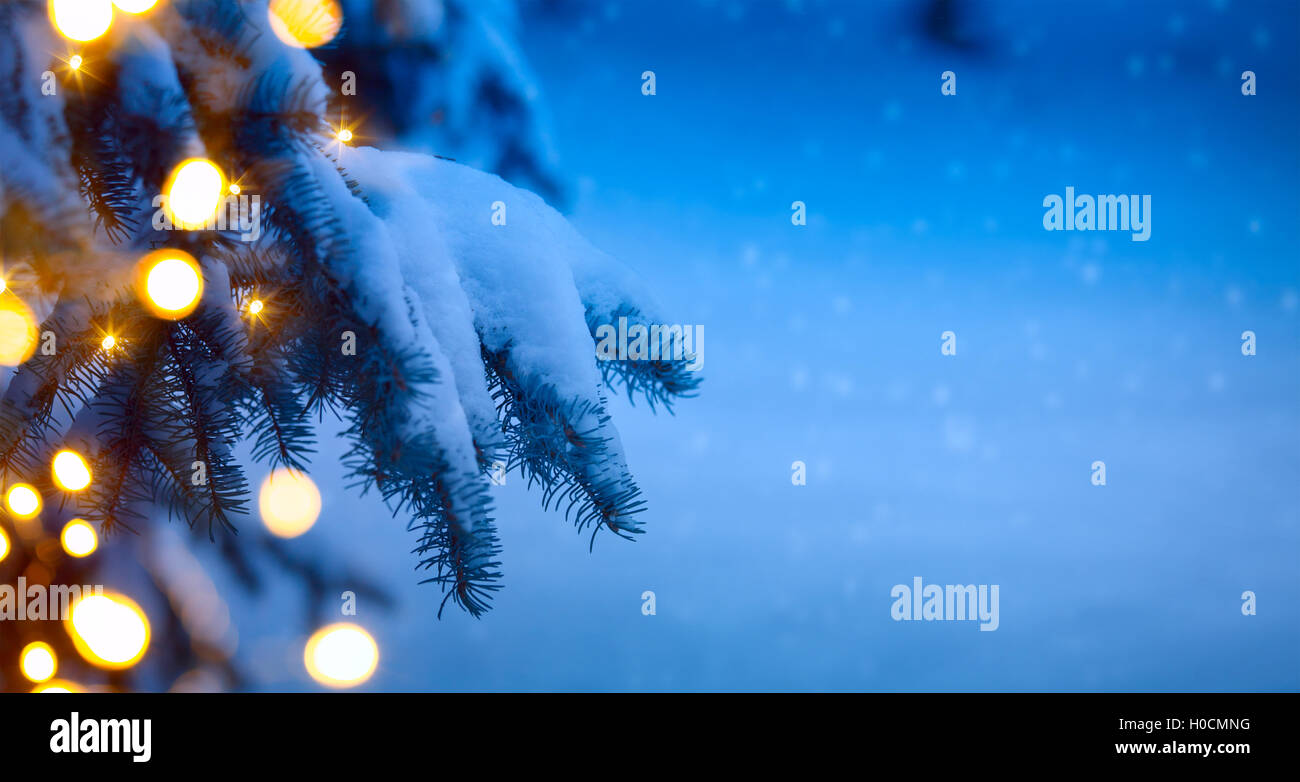 Weihnachtsbaum-Licht; Blau Schnee Hintergrund Stockfoto