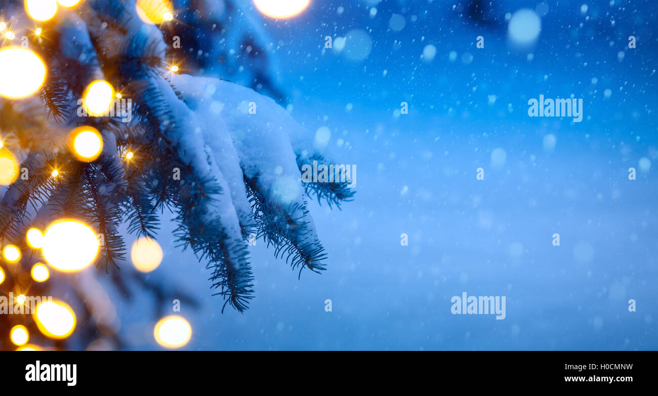 Weihnachtsbaum-Licht; Blau Schnee Hintergrund Stockfoto