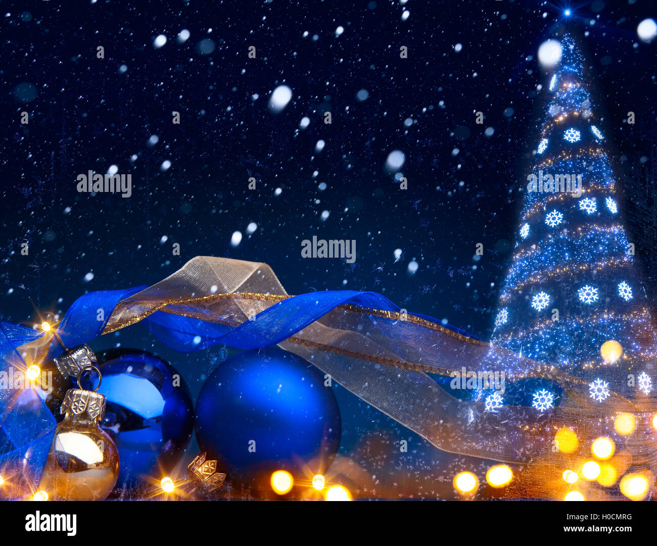 Weihnachten Hintergrund mit dem Christmas Ornament auf blauem Hintergrund Stockfoto