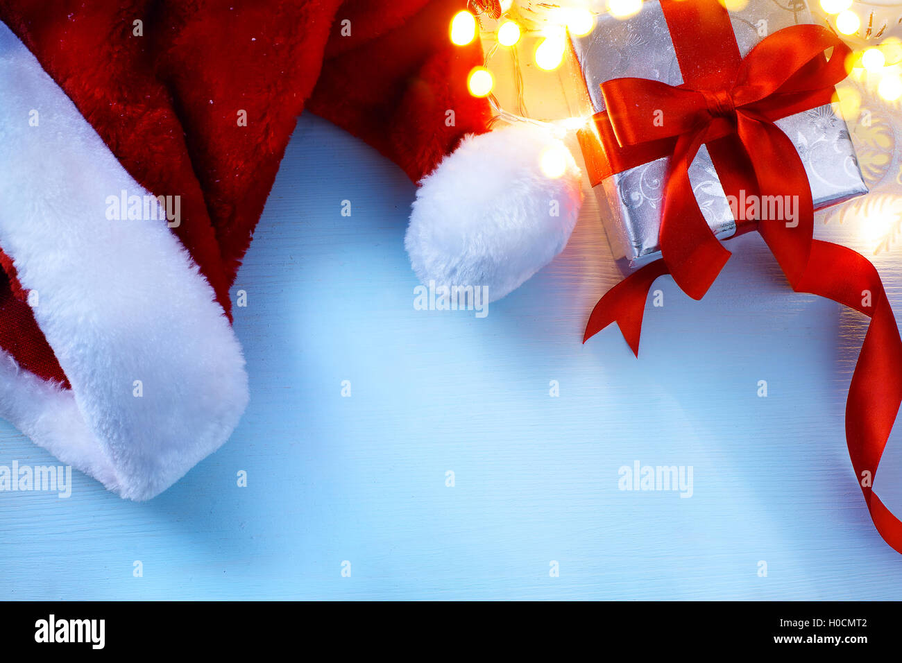 Festliche Weihnachten Hintergrund mit Geschenkbox und Hut von Santa Claus Stockfoto