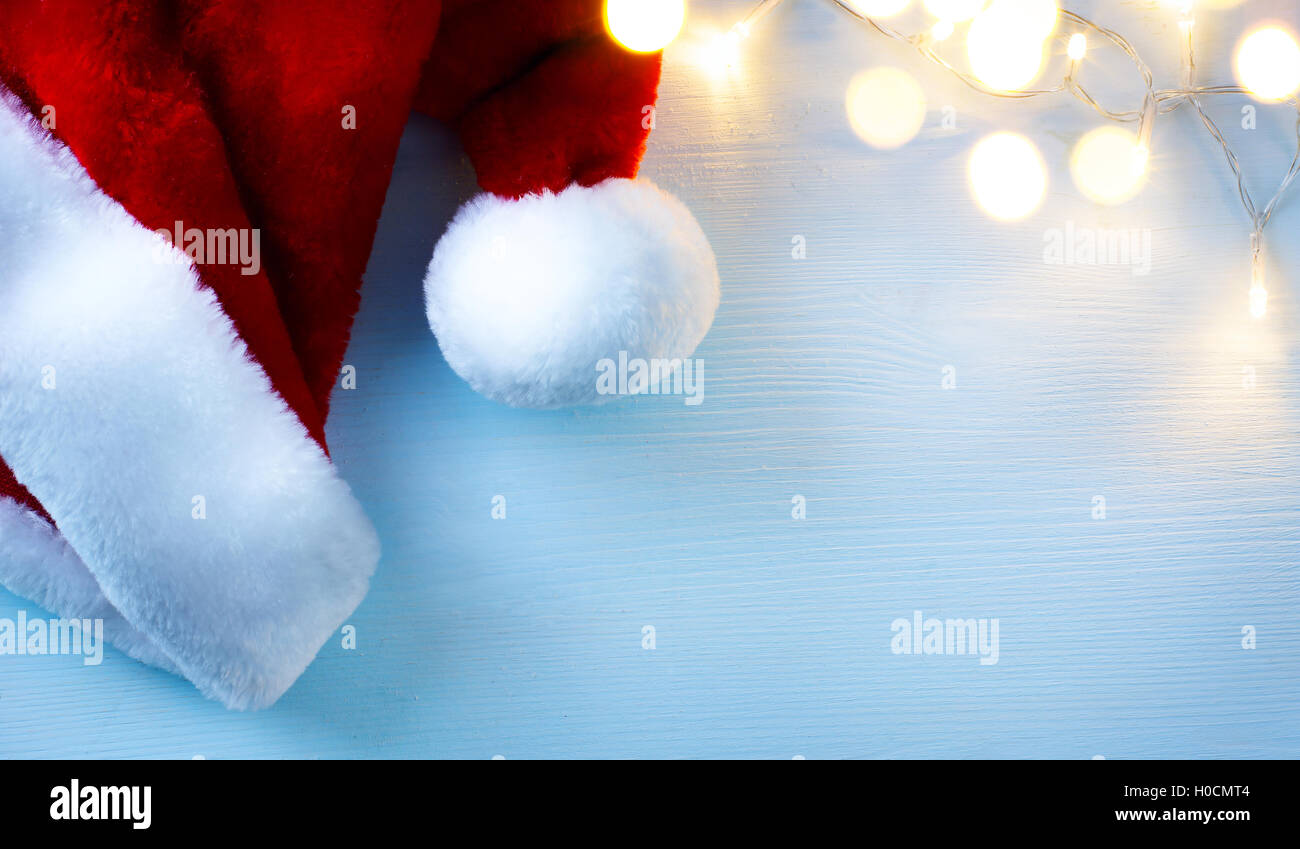 Weihnachten Hintergrund mit Weihnachtsmann-Mützen und Weihnachtsbaum Licht Stockfoto