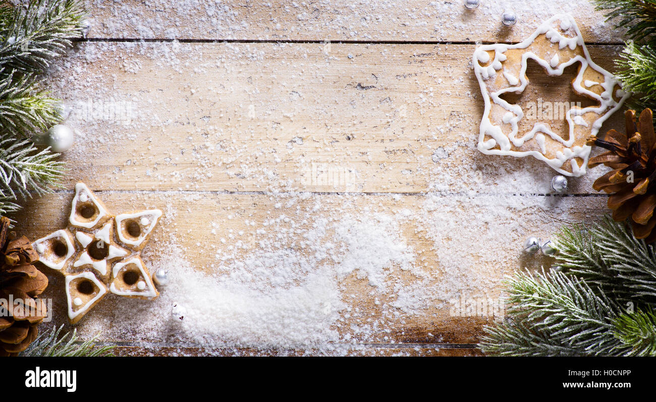 Weihnachtsplätzchen und festliche Dekoration Stockfoto
