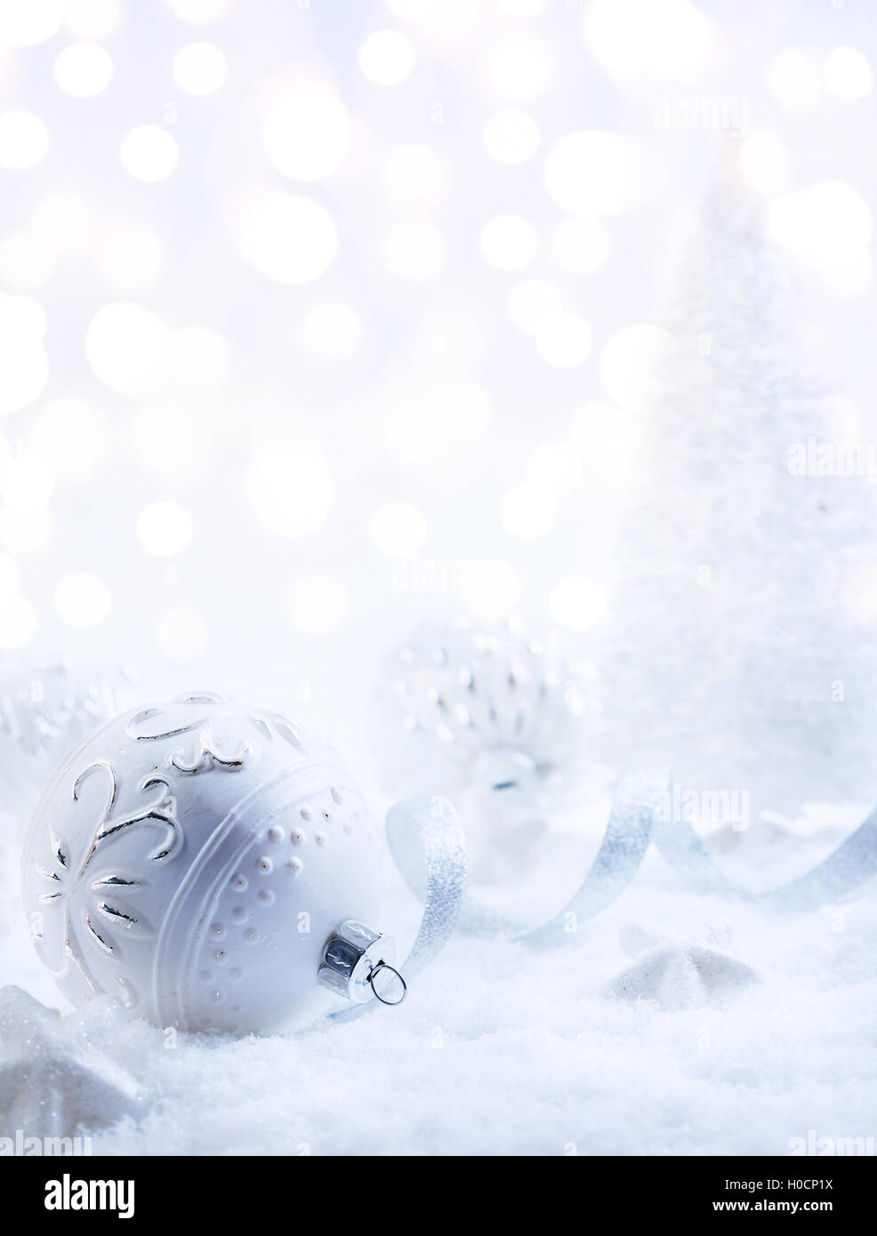 Weihnachtsdekoration und an Feiertagen auf Schnee Hintergrund Licht Stockfoto
