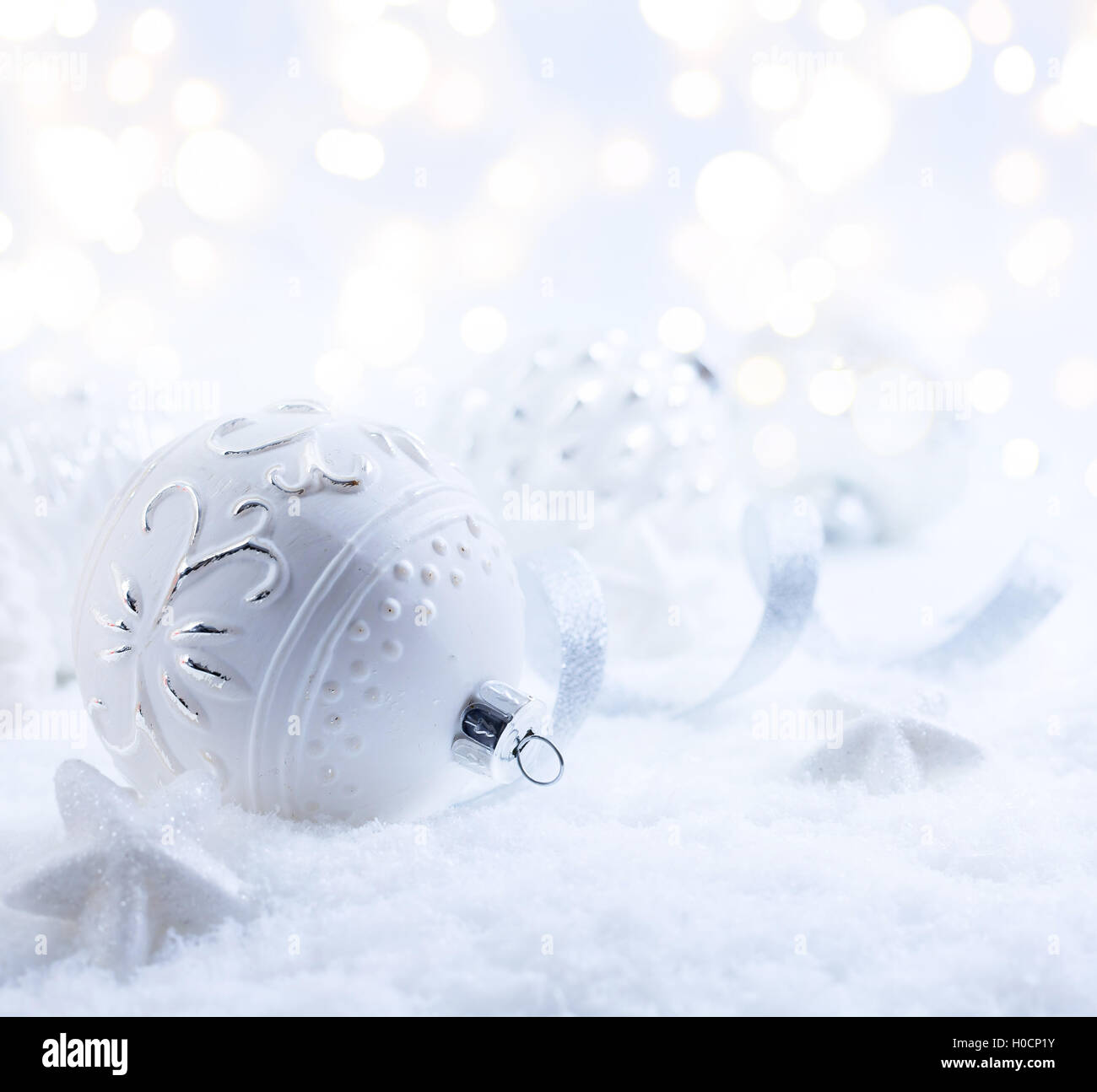 Weihnachtsdekoration und an Feiertagen auf Schnee Hintergrund Licht Stockfoto