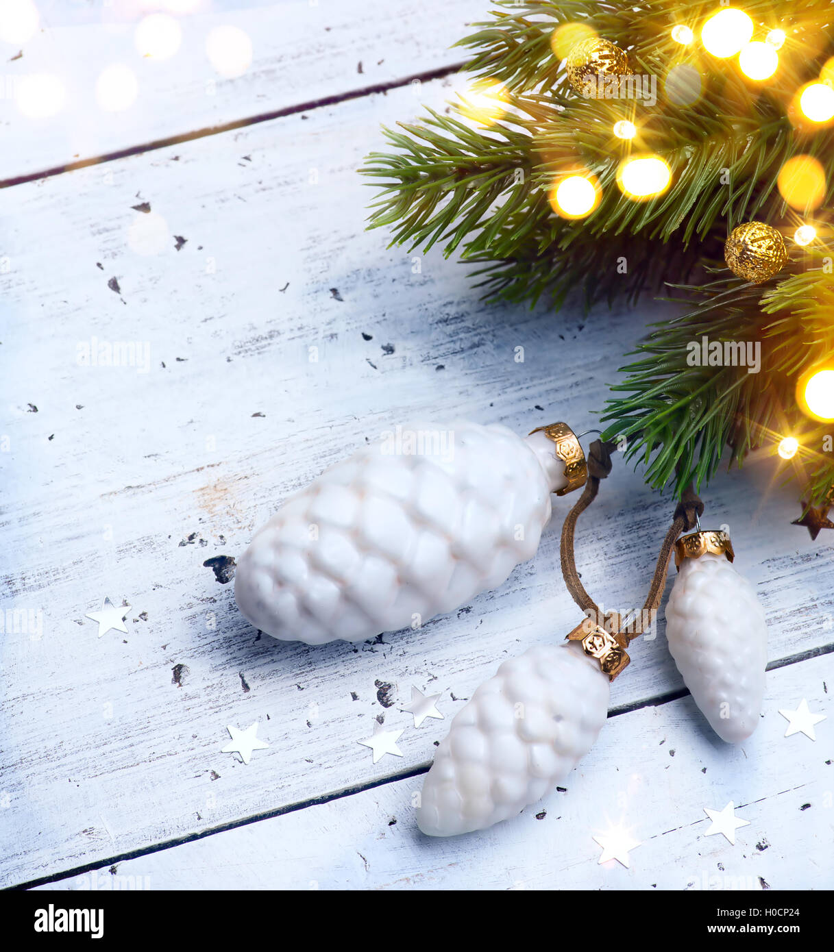Leuchtende Weihnachten; Ferien-Hintergrund mit Weihnachten Baumschmuck Stockfoto