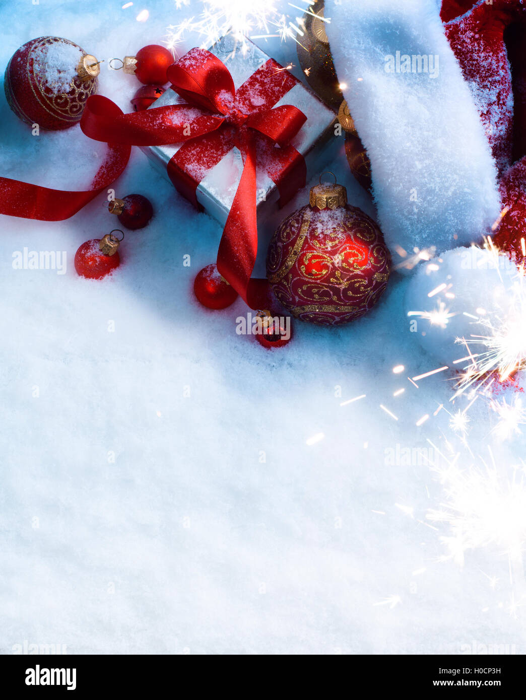 Weihnachten Hintergrund mit einem roten Ornament, Geschenk-Box im Schnee Stockfoto