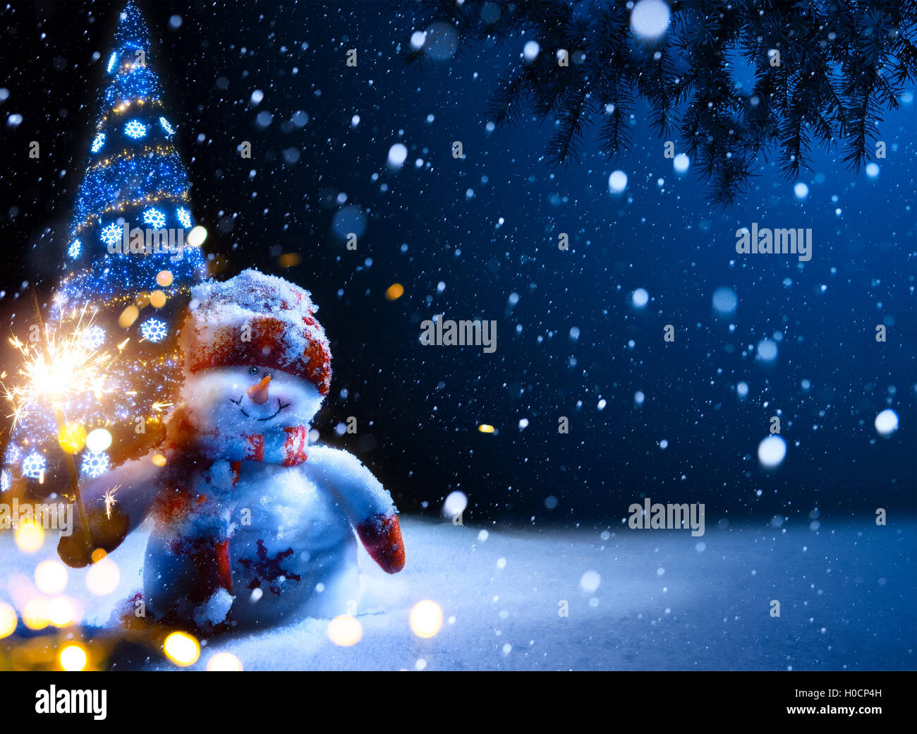 Kunst Weihnachtsnacht - Hintergrund mit Schneemann im Schnee Stockfoto