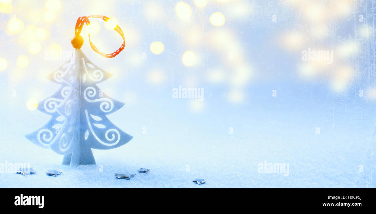Weihnachten Hintergrund mit Weihnachtsbaum, Schnee und Schneeflocken Stockfoto