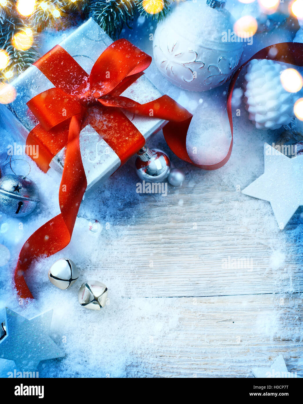 Kunst Weihnachten Hintergrund mit Tanne Baum und Geschenk-Box im Schnee Stockfoto