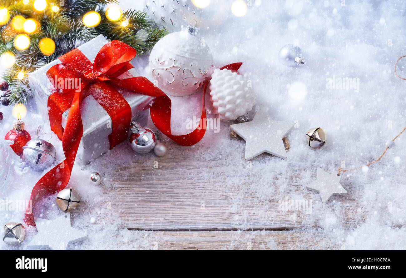 Weihnachts-Geschenk-Box auf Schnee Hintergrund und Urlaub Licht Stockfoto