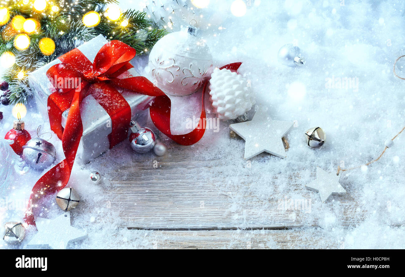 Weihnachts-Geschenk-Box auf Schnee Hintergrund und Urlaub Licht Stockfoto