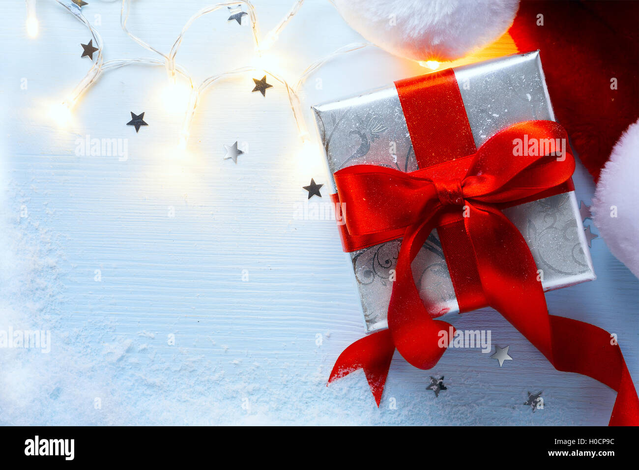 Festliche Weihnachten Hintergrund mit Geschenkbox und Hut von Santa Claus Stockfoto