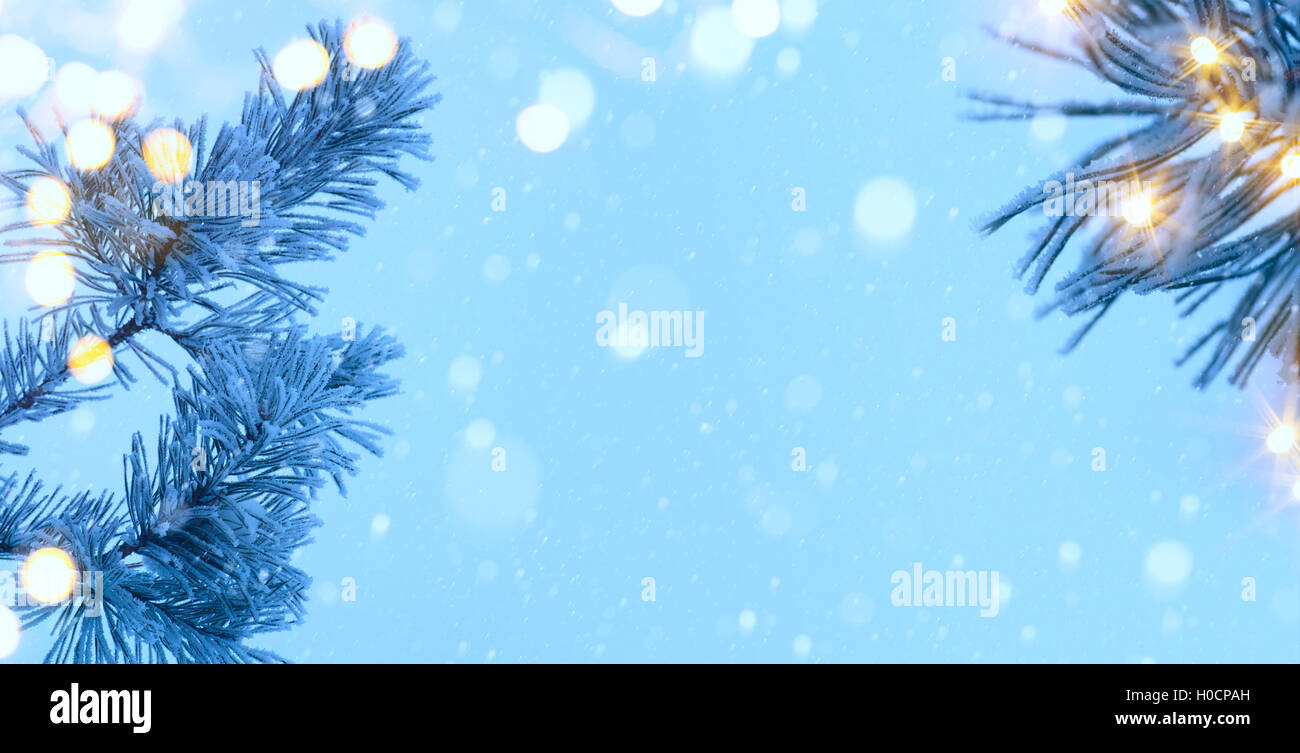Weihnachtsbaum und Urlaub am blauen Schnee Hintergrund Licht Stockfoto