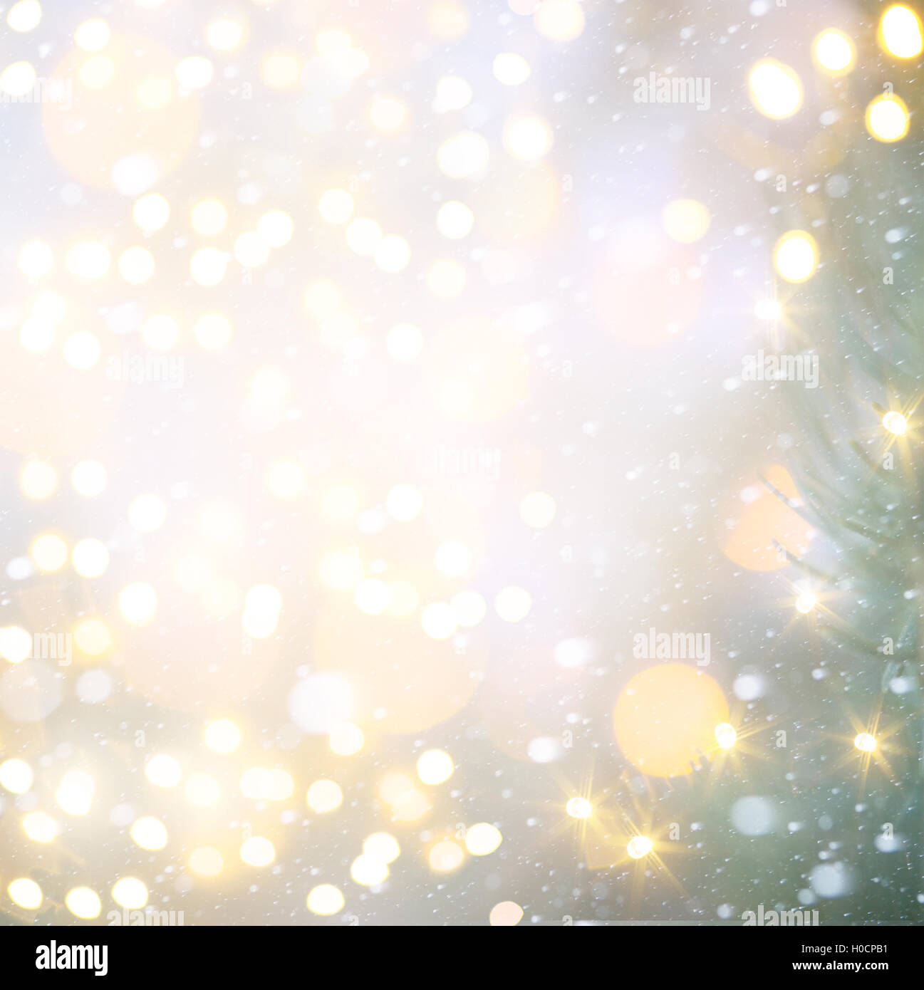 Kunst Weihnachtsbeleuchtung auf blauem Hintergrund Stockfoto