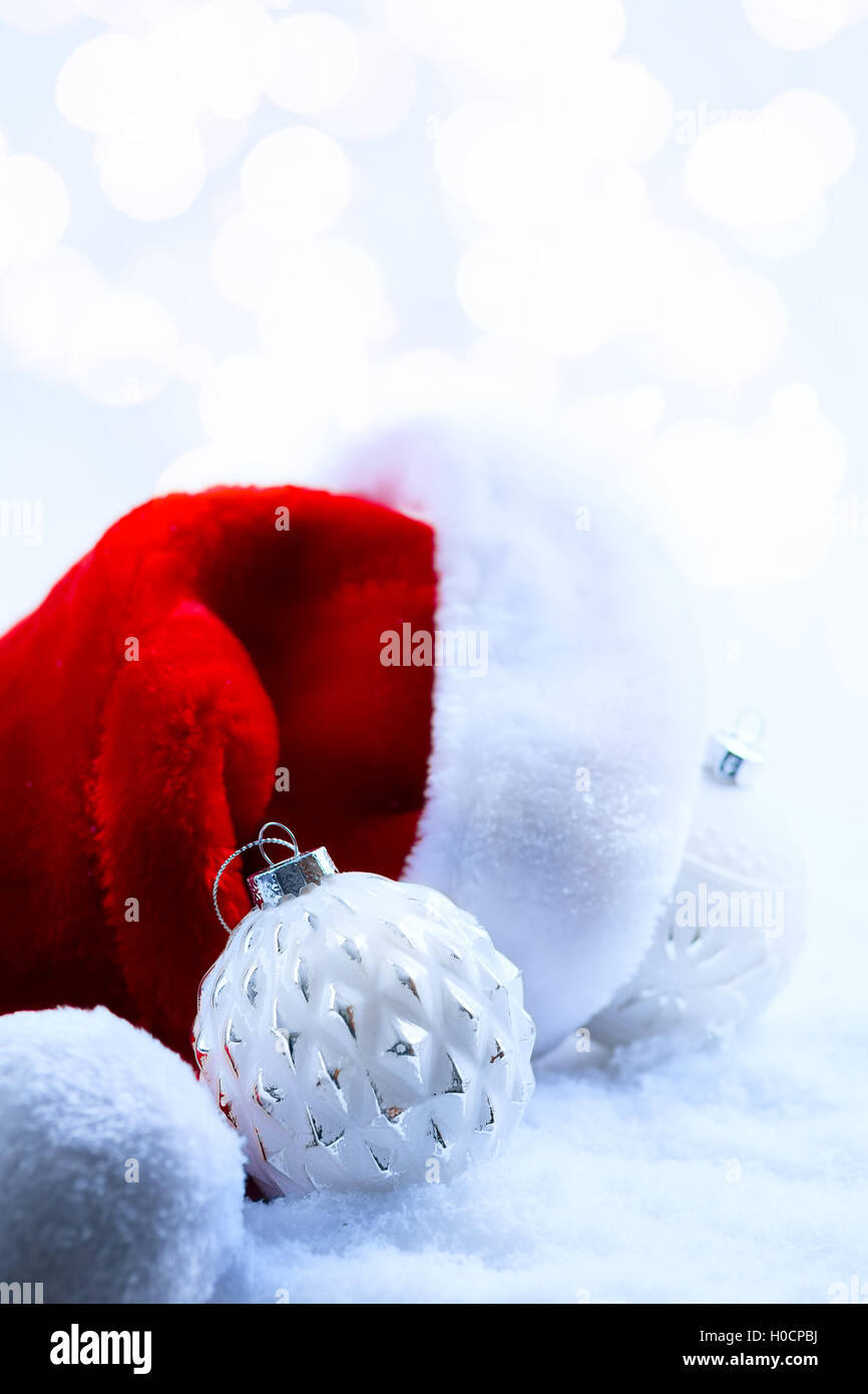 Weihnachten Hintergrund mit Weihnachtsmann-Mützen und Weihnachtsdekoration Stockfoto