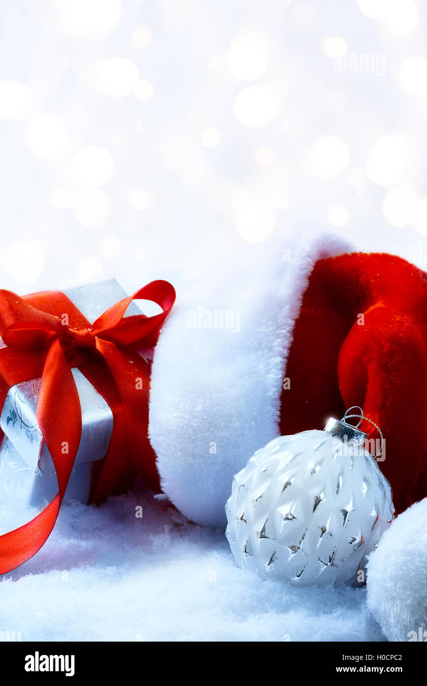 Festliche Weihnachten Hintergrund mit Geschenkbox und Hut von Santa Claus Stockfoto