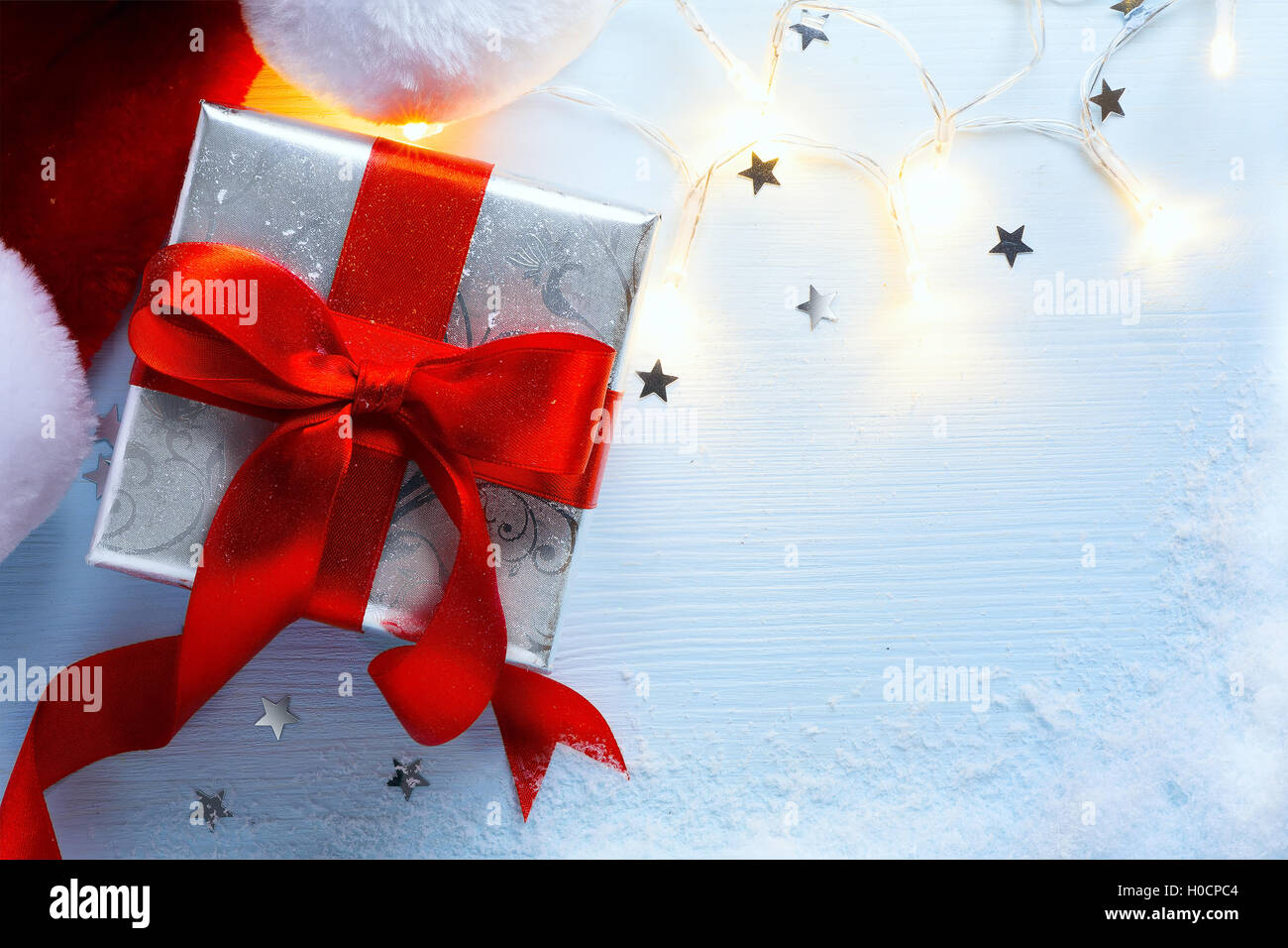 Festliche Weihnachten Hintergrund mit Geschenkbox und Hut von Santa Claus Stockfoto