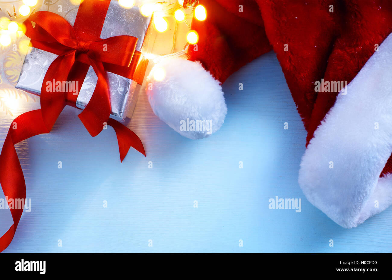 Festliche Weihnachten Hintergrund mit Geschenkbox und Hut von Santa Claus Stockfoto