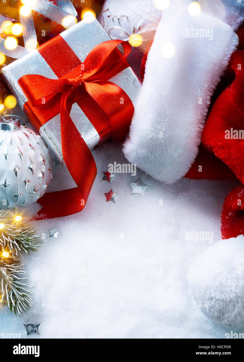 Festliche Weihnachten Hintergrund mit Geschenkbox und Hut von Santa Claus Stockfoto