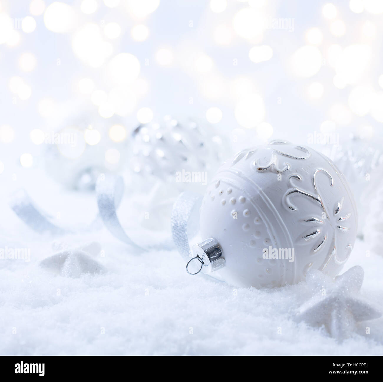 Weihnachtsdekoration und an Feiertagen auf Schnee Hintergrund Licht Stockfoto
