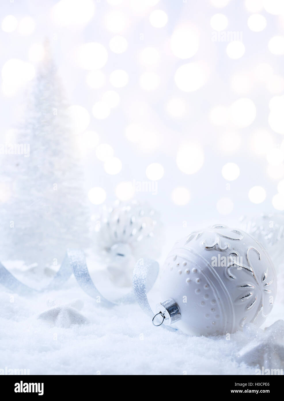 Weihnachtsdekoration und an Feiertagen auf Schnee Hintergrund Licht Stockfoto