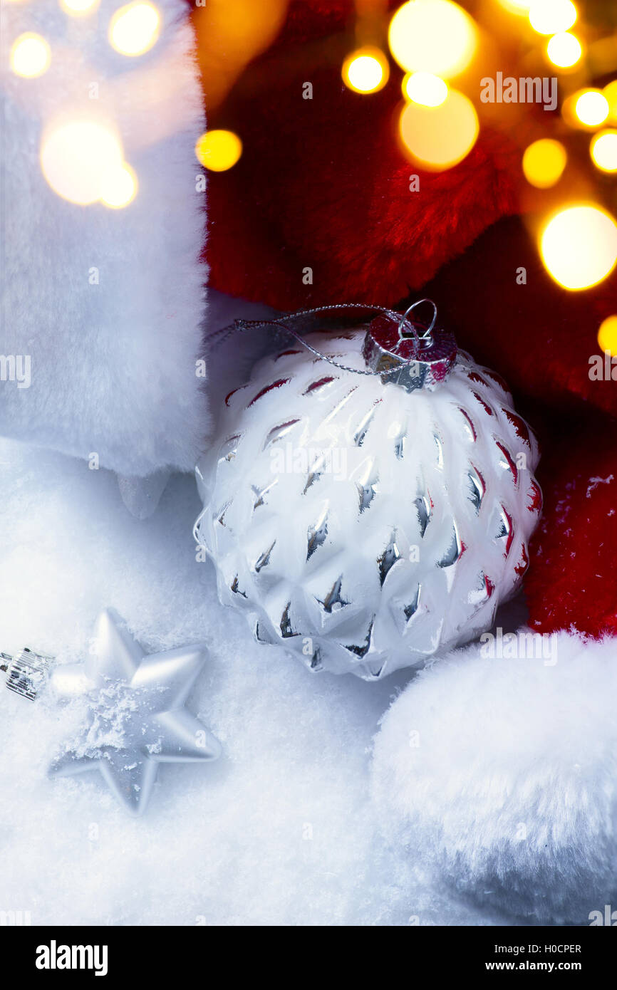 Weihnachten Hintergrund mit Weihnachtsdekoration auf Schnee Hintergrund Stockfoto