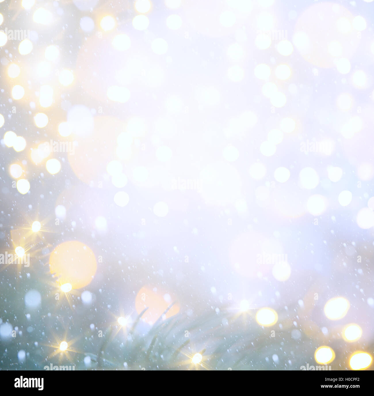 Kunst Weihnachtsbeleuchtung auf blauem Hintergrund Stockfoto