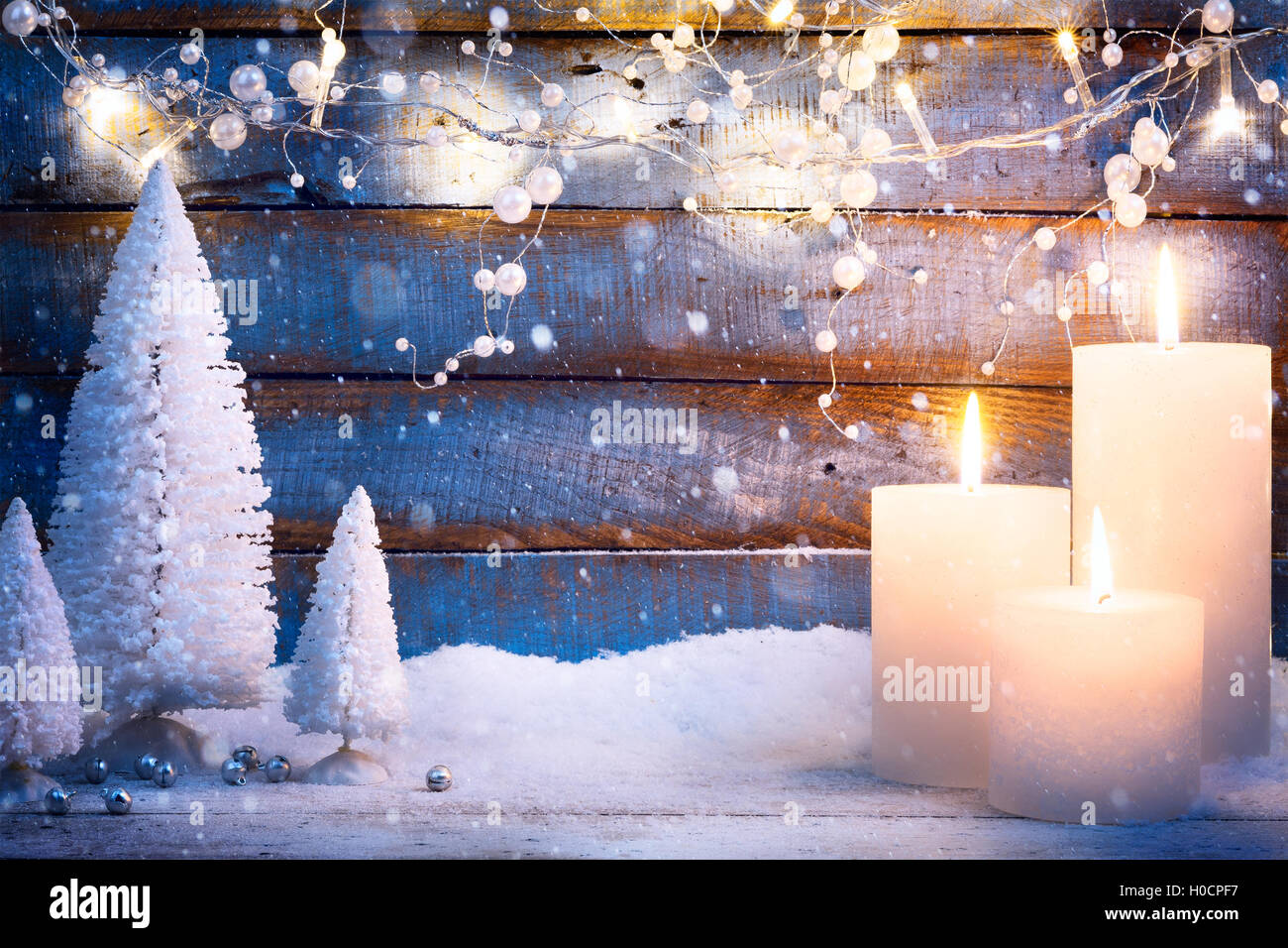 Weihnachten Hintergrund mit Urlaub Licht und Weihnachtsbäume Stockfoto