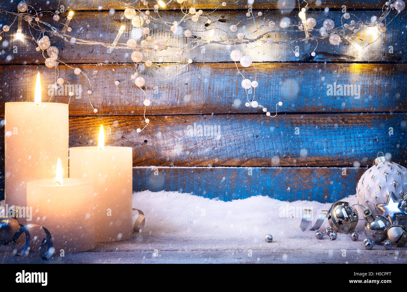 Kunst Weihnachten Hintergrund mit Urlaub Licht und Weihnachtsdekoration Stockfoto