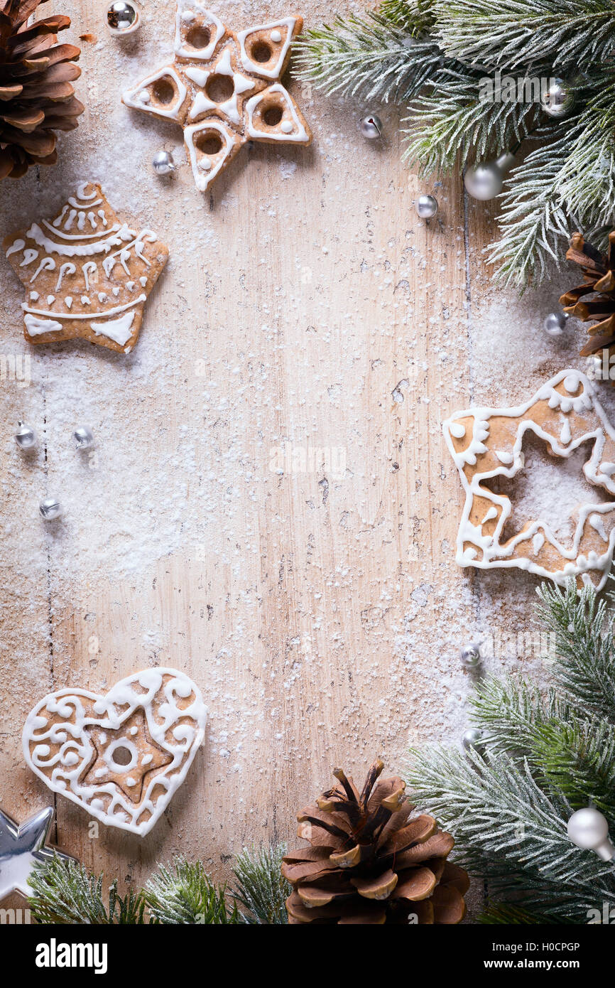 Weihnachtsplätzchen und festliche Dekoration Stockfoto