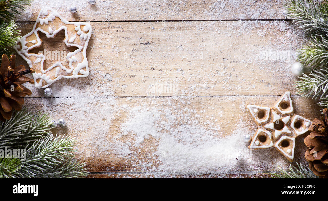 Weihnachtsplätzchen und festliche Dekoration Stockfoto