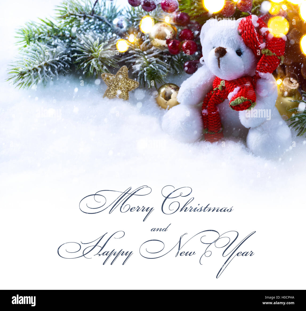 Weihnachten Hintergrund mit einem festlichen Ornament und Tanne Baum im Schnee Stockfoto