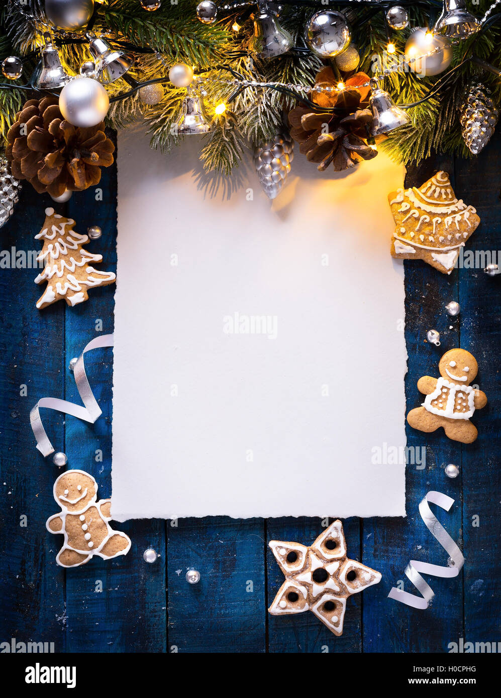 Weihnachten Hintergrund mit Tannenzweigen und silbernen Kugeln mit Urlaub Licht Stockfoto