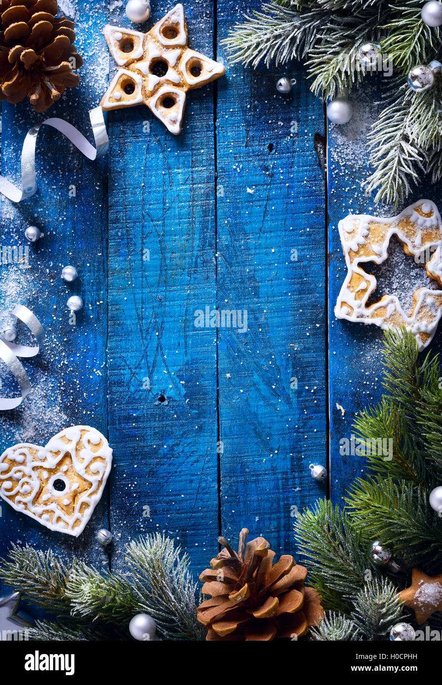 Weihnachten blau aus Holz Hintergrund mit Schnee Tanne und Weihnachtsgebäck Stockfoto