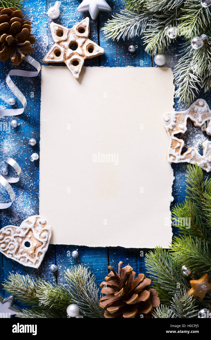 Weihnachten Hintergrund mit Tannenzweigen und Lebkuchen Stockfoto