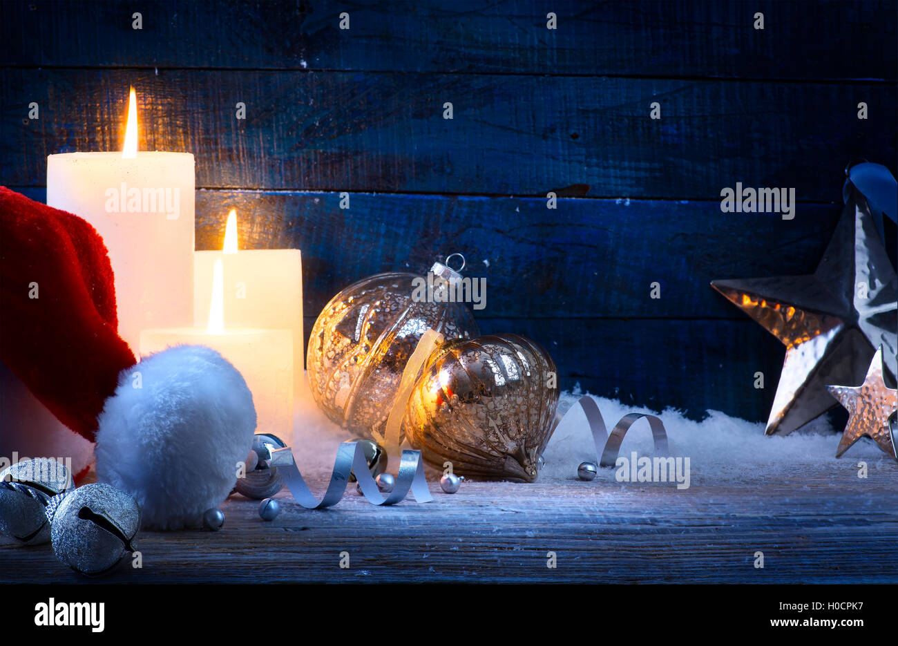 Weihnachtsbaum-Licht; festlichen Hintergrund mit Christbaumkugeln und Santa Hüte Stockfoto