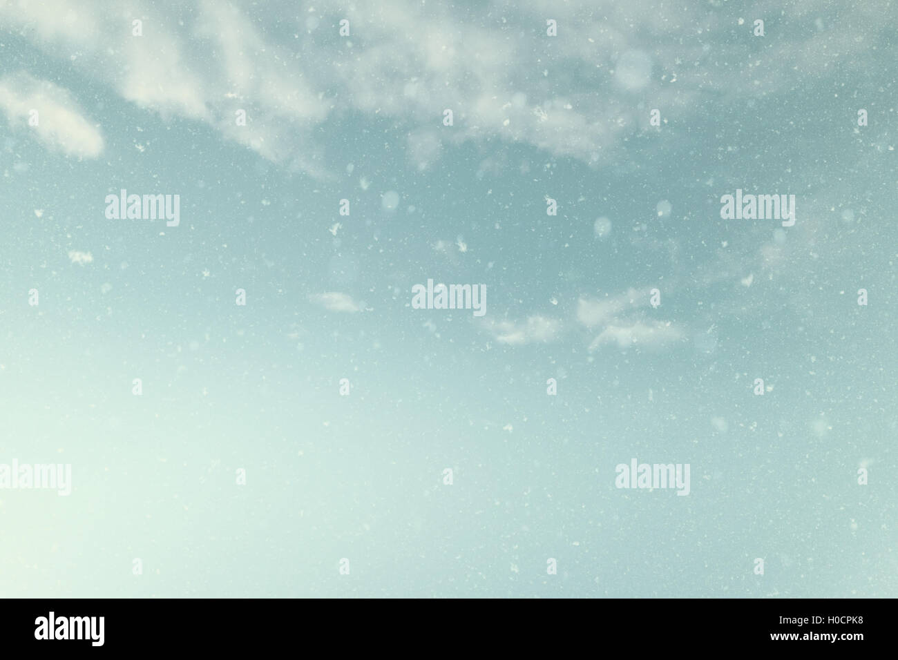 Kunst Winter Hintergrund mit fallendem Schnee Stockfoto