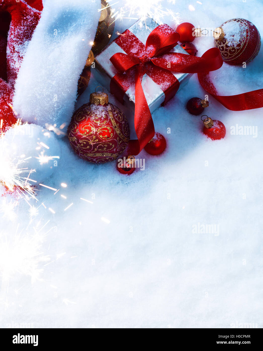 Weihnachten Hintergrund mit einem roten Ornament, Geschenk-Box im Schnee Stockfoto